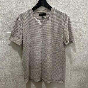 Banana Republic linen blend short sleeve v neck shirt. Khaki color M size.